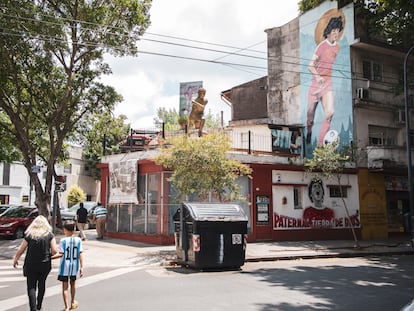 Una mujer y un niño caminan sobre una de las calles del barrio bonaerense de La Paternal el pasado jueves.