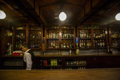 <p>GALLO DE ORO, LA CANTINA MÁS ANTIGUA DE LA CIUDAD </p>Calle Bolívar esquina Carranza Abierta al público en 1874 es la cantina más antigua de la ciudad tras el repentino cierre de El nivel, a un costado de Palacio Nacional. Se dice que su horario flexible la volvió el sitio favorito de trasnochadores gracias a que estaba ubicado en lo que era el corazón financiero de la ciudad, entre el Baco del Comercio, el Banco de Londres y la Bolsa de Valores. El libro de Mauleón y Pérez Gay recuerda que el lugar fue punto de encuentro habitual del exilio español y en su barra se emborrachó muchas veces el poeta Pedro Garfias.