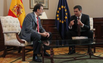 El presidente del Gobierno, Mariano Rajoy, y el líder del PSOE, Pedro Sánchez, antes de su conversación hoy en La Moncloa.