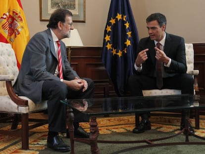 El presidente del Gobierno, Mariano Rajoy, y el líder del PSOE, Pedro Sánchez, antes de su conversación hoy en La Moncloa.