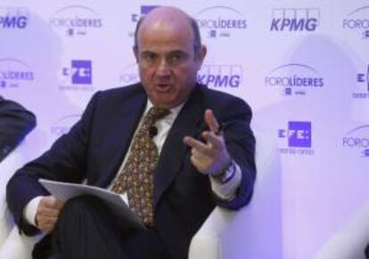 El ministro de Economía y Competitividad, Luis de Guindos, durante el primer Foro Líderes que organizan la Agencia EFE y KPMG, un encuentro que reúne a personalidades del mundo económico y empresarial.