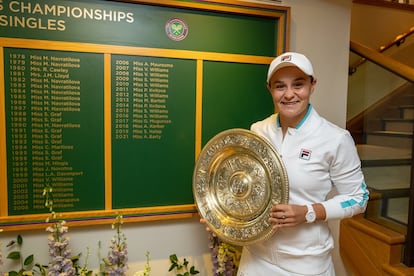 Ashletigh Barty posa junto al cuadro de honor femenino el año pasado, tras ganar el título. / WIMBLEDON