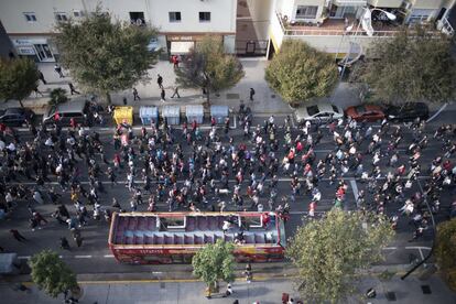 Miles de personas a su paso por la avenida principal de Cádiz.