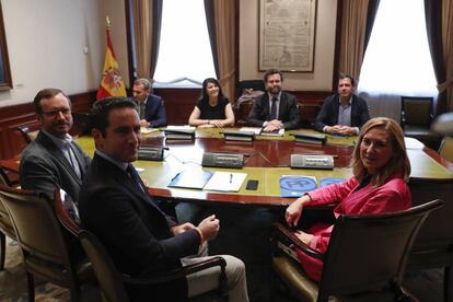 Los representantes de PP y Vox, antes de comenzar su reunión en el Congreso.