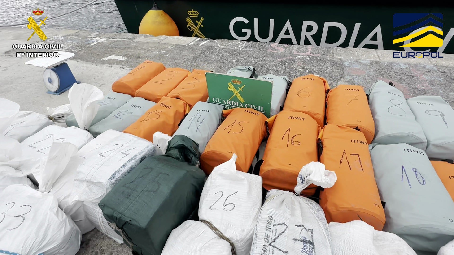 Los bultos que contenían 700 kilos de cocaína intervenidos en la operación Adriática.