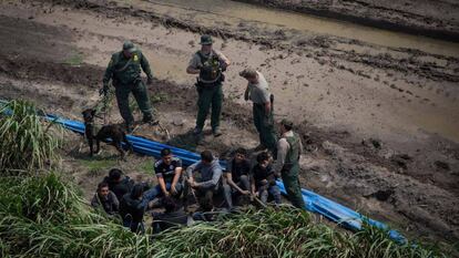 Agentes fronterizos detienen a inmigrantes cerca de McAllen, Texas, el pasado 27 de marzo.