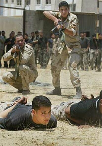 Miembros de las fuerzas de seguridad palestinas se entrenan, ayer, en Gaza.