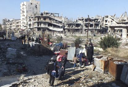 Los civiles de la ciudad de Homs cargan con sus pertenencias y se dirigen hacia el punto de encuentro donde las organizaciones humanitarias les esperan para su evacuación.