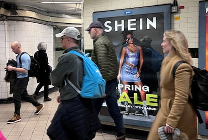 Anuncio de la cadena de moda rápida Shein en el metro de Londres. 
