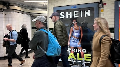 Anuncio de la cadena de moda rápida Shein en el metro de Londres.