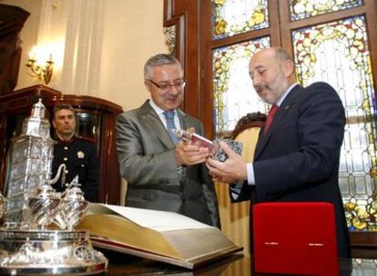 José Blanco, ministro de Fomento, con el alcalde de La Coruña