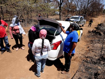 Integrantes del grupo Madres Buscadoras de Jalisco y elementos de la policía estatal en el sitio donde se encuentran las fosas, el 14 de junio en Tlajomulco (Estado de Jalisco).