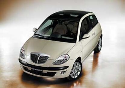 Pequeño pero exclusivo. El nuevo Lancia Ypsilon saldrá a la venta en septiembre y destaca por el original diseño del frontal.