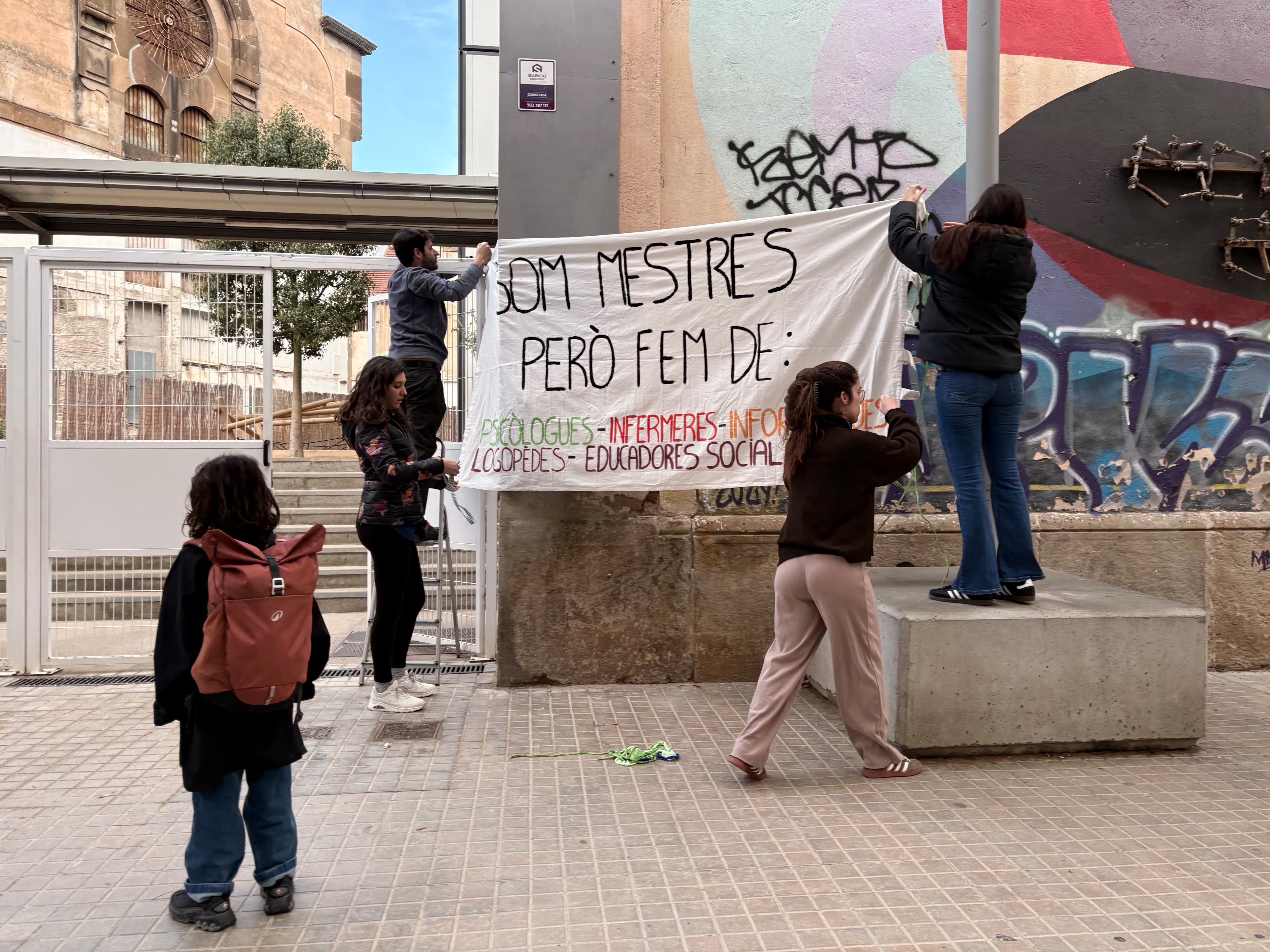 La huelga de profesores agrava la crisis de movilidad en Cataluña con cortes de carretera