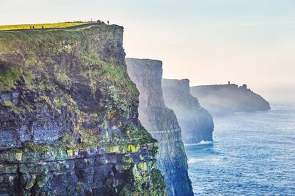 <a href=" https://www.burren.ie/about-burren-ecotourism/" target="_blank">La Burren EcoTourism Network</a> es una red ecoturística que ha logrado reunir a más de 70 empresas locales de la región irlandesa de Burren (oeste del país) para convertirse en uno de los primeros destinos mundiales del turismo responsable y sostenible. En este rincón de Europa se encuentran algunos de los paisajes más extraordinarios del continente. Por ello, en 2011, se decidió fundar esta red que pone el énfasis en transmitir el mensaje de que el turismo popular y la sostenibilidad no son excluyentes. La plataforma promueve el turismo ‘slow’, el compromiso con lo local y una mayor responsabilidad con el entorno. Así se ha conseguido conservar el paisaje kárstico de aspecto casi lunar de Burren que atrae a tantos turistas, y que reúne a tres cuartas partes de las especies de flores silvestres de Irlanda y 23 especies de bellísimas orquídeas. Es el llamado Geoparque de Burren. Muy cerca, al suroeste, se alzan los espectaculares acantilados de Moher (en la imagen), de 215 metros de altura. Como resultado de este proyecto comunitario, tres destinos del condado de Clare –el cabo de Loop, la Burren Food Trail y el paraje monástico de Inis Cathaigh (isla Scattery)– han sido galardonados cada uno con un premio EDEN, <a href="https://ec.europa.eu/growth/sectors/tourism/eden_en" target="_blank">los premios a los Destinos Europeos de Excelencia</a> que concede la Unión Europea a la promoción de prácticas sostenibles.