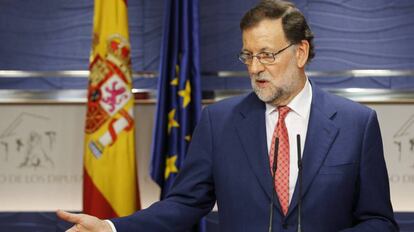 El presidente del Gobierno en funciones, Mariano Rajoy, tras la reuni&oacute;n con el secretario general del PSOE, Pedro S&aacute;nchez.
