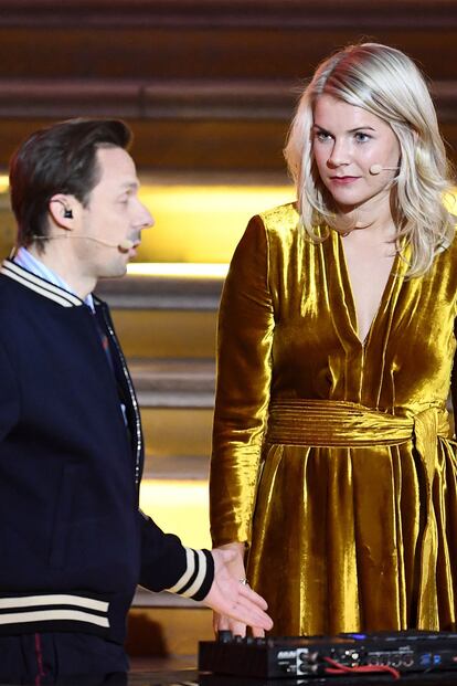 "Pero, ¿sabes perrear?".

Lo de Martin Solveig en la gala del Balón de Oro hacia Ada Hegerberg ha sido un broche de oro a un año plagado de preguntas sexistas que mujeres y hombres han tenido que soportar.

La jugadora del Lyon ha sido la primera mujer en ser proclamada mejor futbolista del mundo tras una temporada en la que hizo doblete, Liga y Champions, con el club francés. Por cierto, tras el bochorno global de la pregunta más criticada del año, la futbolista deja claro en las entrevistas que ella lo que quiere es hablar de fútbol.