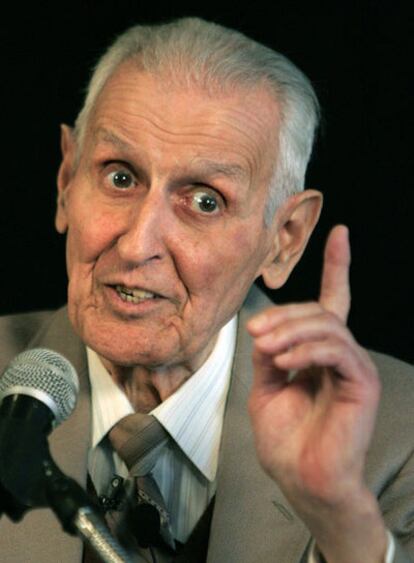 El doctor Jack Kevorkian, en rueda de prensa