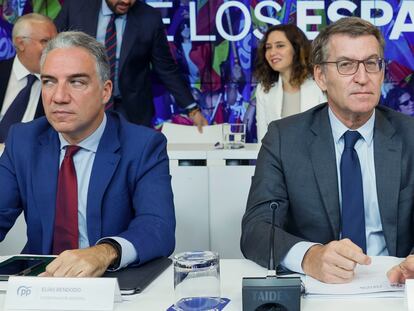 El líder del PP, Albert Núñez Feijóo, junto al ya excoordinador Elías Bendodo, durante la Junta Directiva Nacional de la formación, este lunes en Madrid.