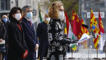 La presidenta del Congreso, Meritxell Batet, pronuncia el discurso en las escalinatas de la Cámara baja.