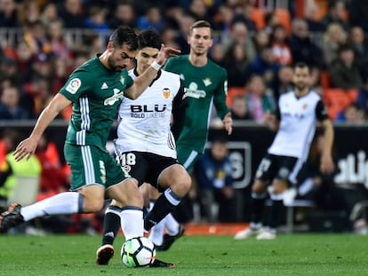 Amat protege el balón ante Carlos Soler.