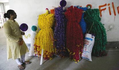 Este año, la Policía de Bangladesh prohibió al colectivo gay llevar a cabo el desfile del arcoíris después de que la página de Facebook de Roopbaan se llenara de mensajes con amenazas de muerte. Los activistas estaban abatidos en lo que consideraban una regresión en sus logros. En la imagen, Tonoy observa los estandartes con flores de papel de colores que se quedaron en un garaje de la Universidad de Dacca sin ser exhibidos por las calles de Dacca.