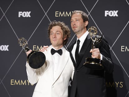 Jeremy Allen White y Ebon Moss-Bachrach, con sus premios Emmy por 'The Bear'.