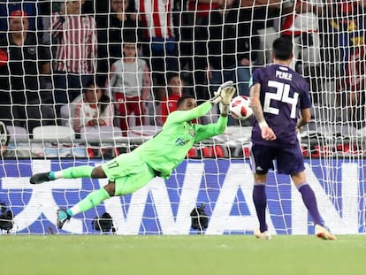 Enzo Pérez falla el penalti decisivo ante el portero Khalid Eisa.