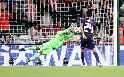 Enzo Pérez falla el penalti decisivo ante el portero Khalid Eisa.