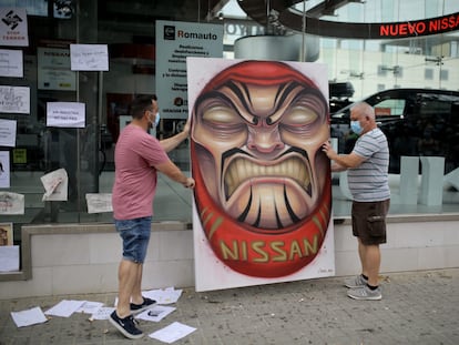 Trabajadores de Nissan protestan en un concesionario de Barcelona.