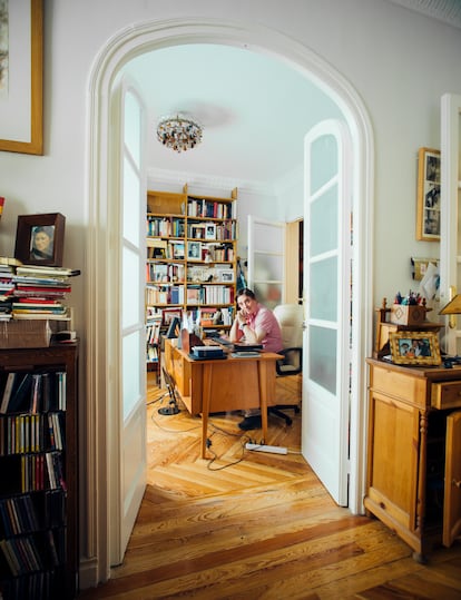 Luis García Montero, retratado en el despacho de Almudena Grandes en su casa, en Madrid, este verano.