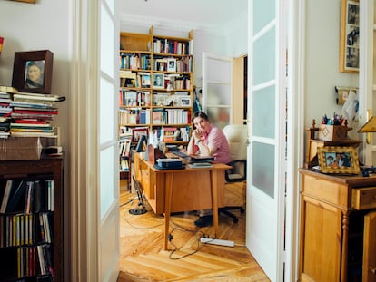 Luis García Montero, retratado en el despacho de Almudena Grandes en su casa, en Madrid, este verano.