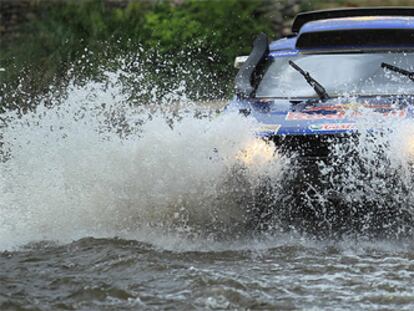 Sainz conduce su Volkswagen Touareg durante la etapa de hoy.