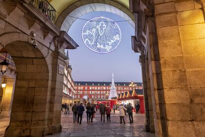 Imagen de la decoración navideña y mercadillo en la Plaza Mayor de Madrid. Foto: Madrid Destino.