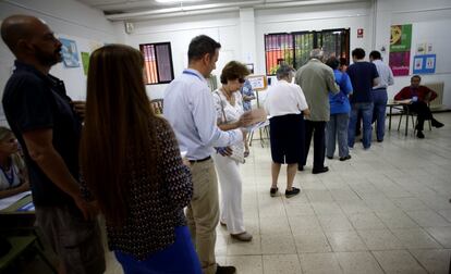 Cola para votar en el colegio electoral Beatriz Galindo de Madrid.