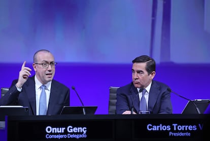 Carlos Torres, presidente del BBVA y el CEO  Onur Genç , en la sede de la entidad durante la presentación de resultados del banco
