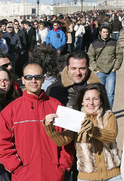 Vecinos de Cádiz guardaron ayer cola para participar en la selección de figurantes en <i>Alatriste</i>.