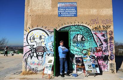 &Aacute;ngel V&aacute;zquez Sarti en la torre de telecomunicaciones de la Dehesa de la Villa.