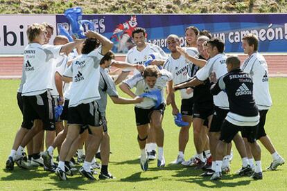 Los jugadores del Madrid hacen el <i>pasillo</i> a Michel Salgado en la víspera del partido<i> </i>contra el Atlético.