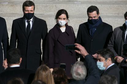 Desde la izquierda, Pablo Casado, líder del Partido Popular; Isabel Díaz Ayuso, presidenta de la Comunidad de Madrid, y Juan Manuel Moreno Bonilla, presidente de la Junta de Andalucía, son fotografiados tras el acto.