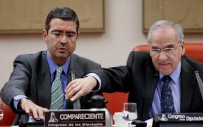 El secretario de Estado de Economía, Fernando Jiménez Latorre (i), junto al presidente de la Comisión de Presupuestos, Alfonso Guerra (d), al comienzo de su comparecencia esta mañana en el Congreso de los Diputados.