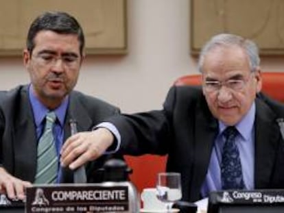 El secretario de Estado de Economía, Fernando Jiménez Latorre (i), junto al presidente de la Comisión de Presupuestos, Alfonso Guerra (d), al comienzo de su comparecencia esta mañana en el Congreso de los Diputados.