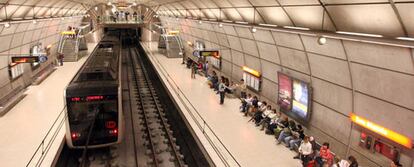 Usuarios del metro de Bilbao afrontan una jornada de paros parciales convocados en hora punta.