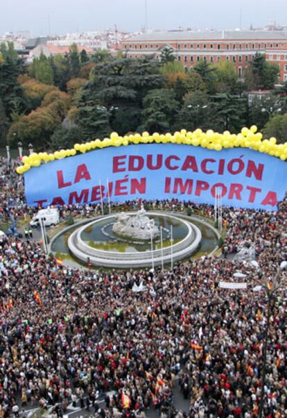 La manifestación contra la LOE, a su paso por la plaza de Cibeles.