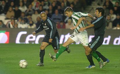 Joaquín dispara entre Roberto Carlos y Figo en el Betis-Real Madrid de enero de 2004 (1-1).