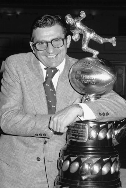 Paterno, en 1973, con el trofeo Lambert en Nueva York.