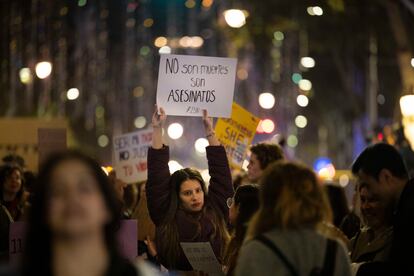 Una mujer sujeta una pancarta durante la manifestación por el 25-N de la plataforma 'Novembre Feminista', en el Paseo de Gràcia con Diagonal de Barcelona.