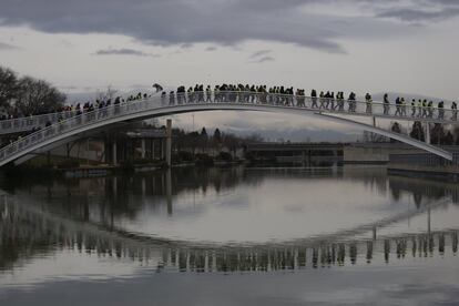 Los taxistas, cruzando el parque de Juan Carlos I de camino a cortar la M-11.