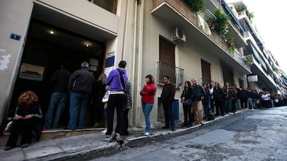 Desemplados hacen cola en una oficina del Servicio Nacional de Empleo para recoger cheques de ayuda, en Atenas.