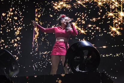 El concierto de la cantante española Rosalía fue uno de los momentos álgidos del festival. Subió a escena con un vestido de rojo flamenco, acompañada de un grupo de bailarinas.